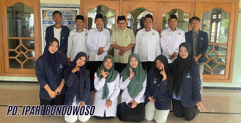 Sambut Ramadan, Penyuluh Agama KUA Sumberwringin Bersama Mahasiswa PKL UIN KHAS Jember Gelar Aksi Bersih-Bersih Masjid