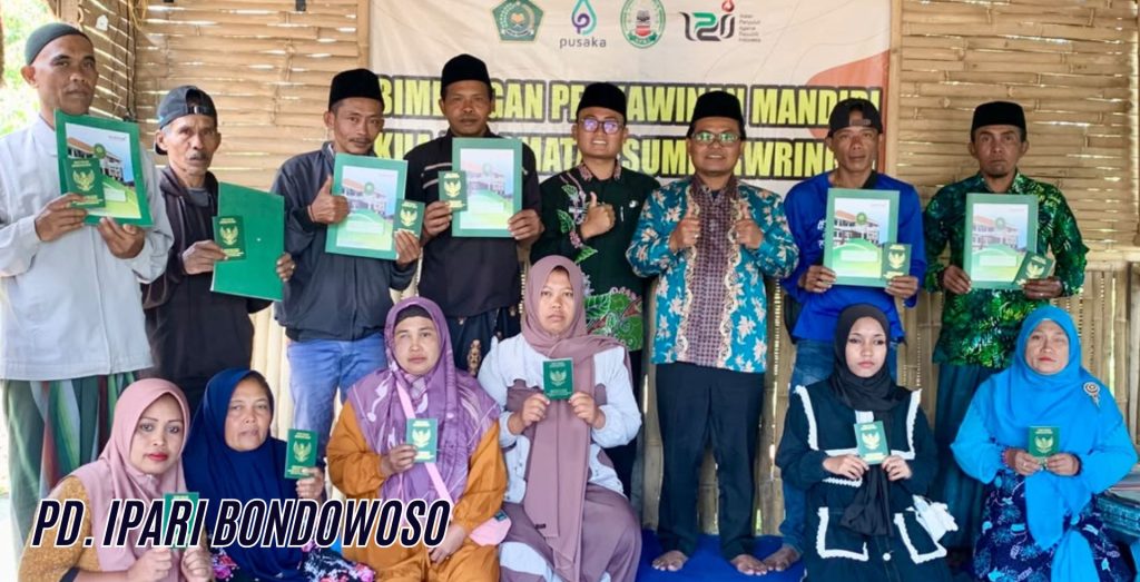 Usai Sidang Isbat Nikah Terpadu, KUA Sumberwringin Serahkan Buku Nikah kepada Peserta